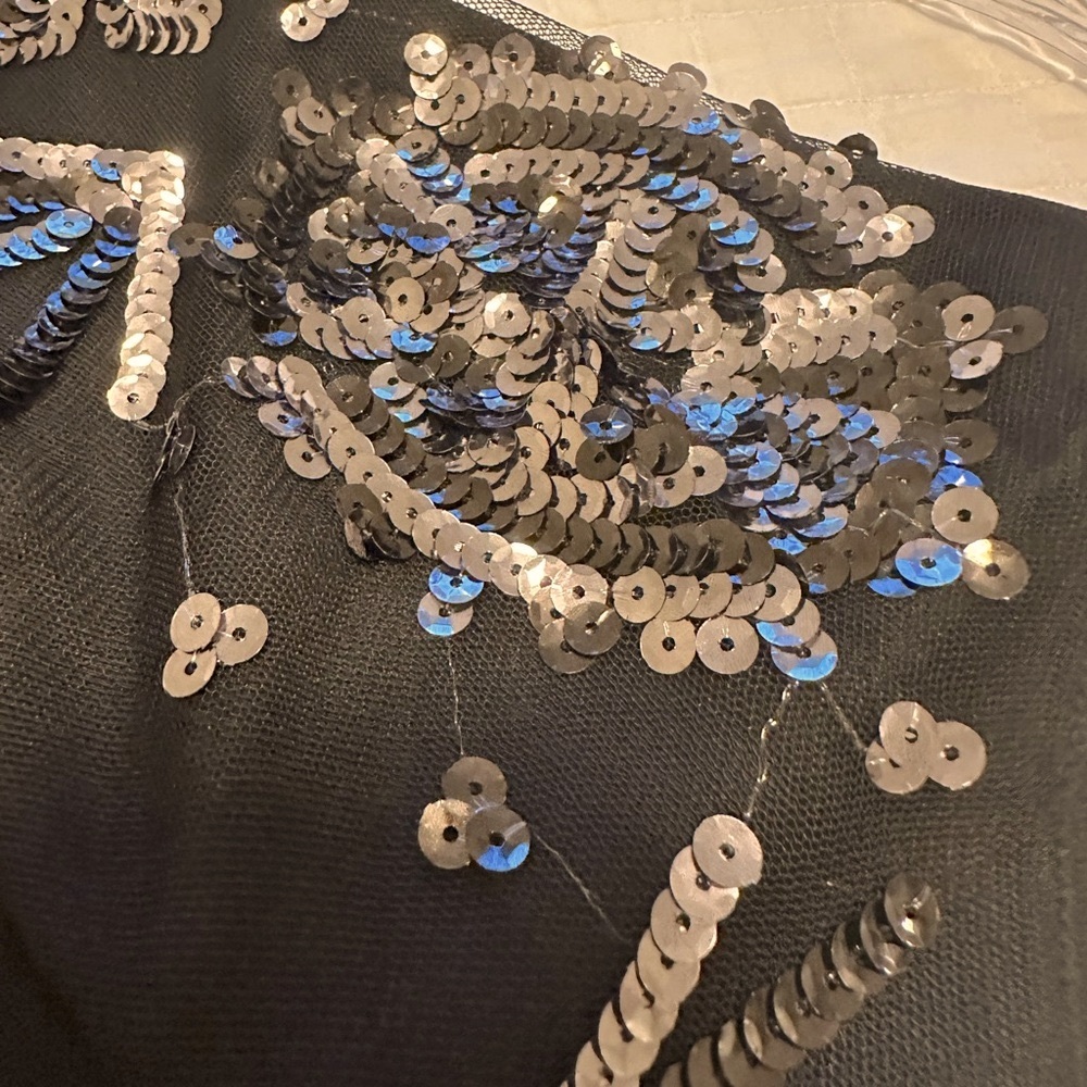Decree sequins short sleeve top. Front lined, 100% polyester - Picture 3 of 9